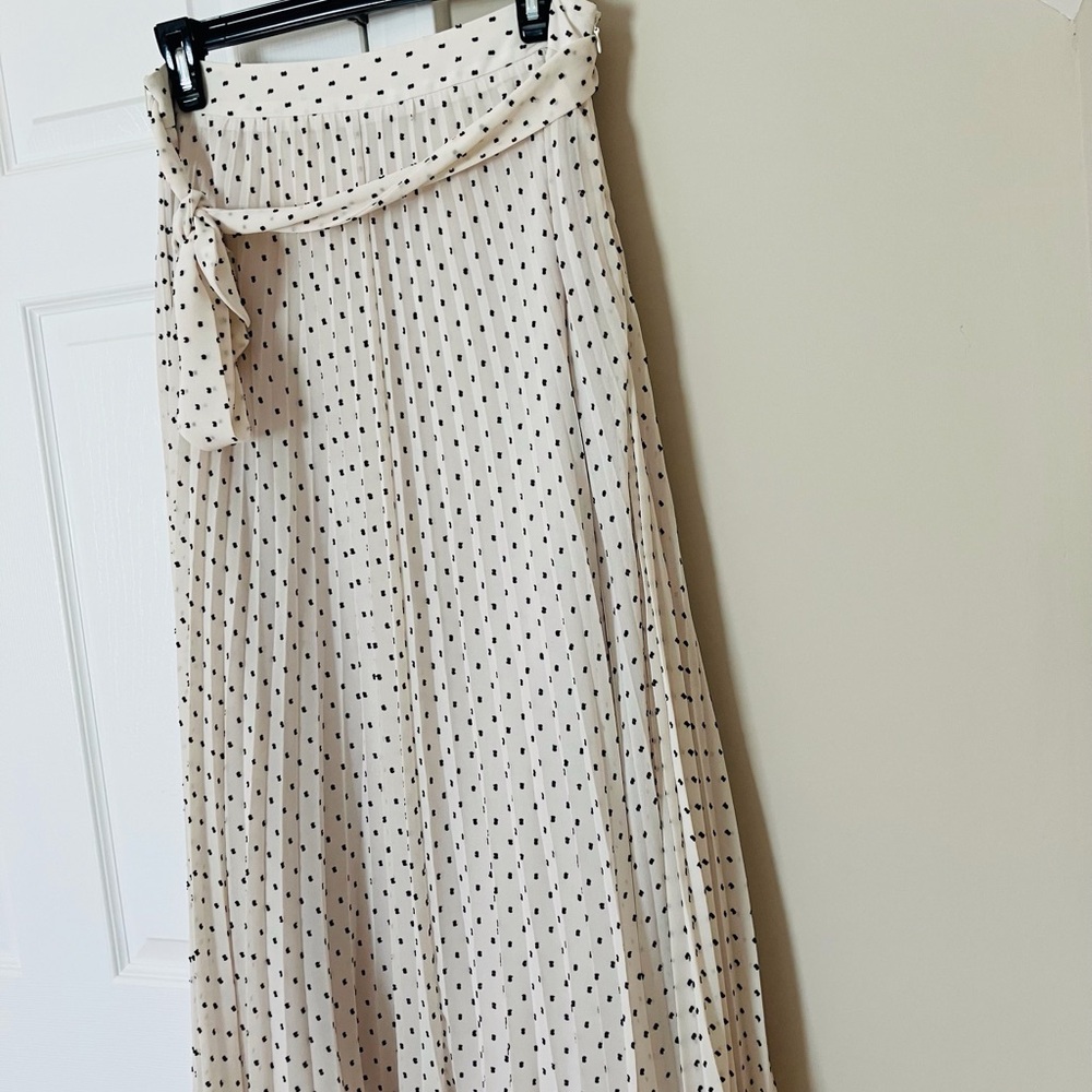 Gently Worn Loft Pleated Midi Skirt with Sash Black/White Size 6 - Picture 3 of 12